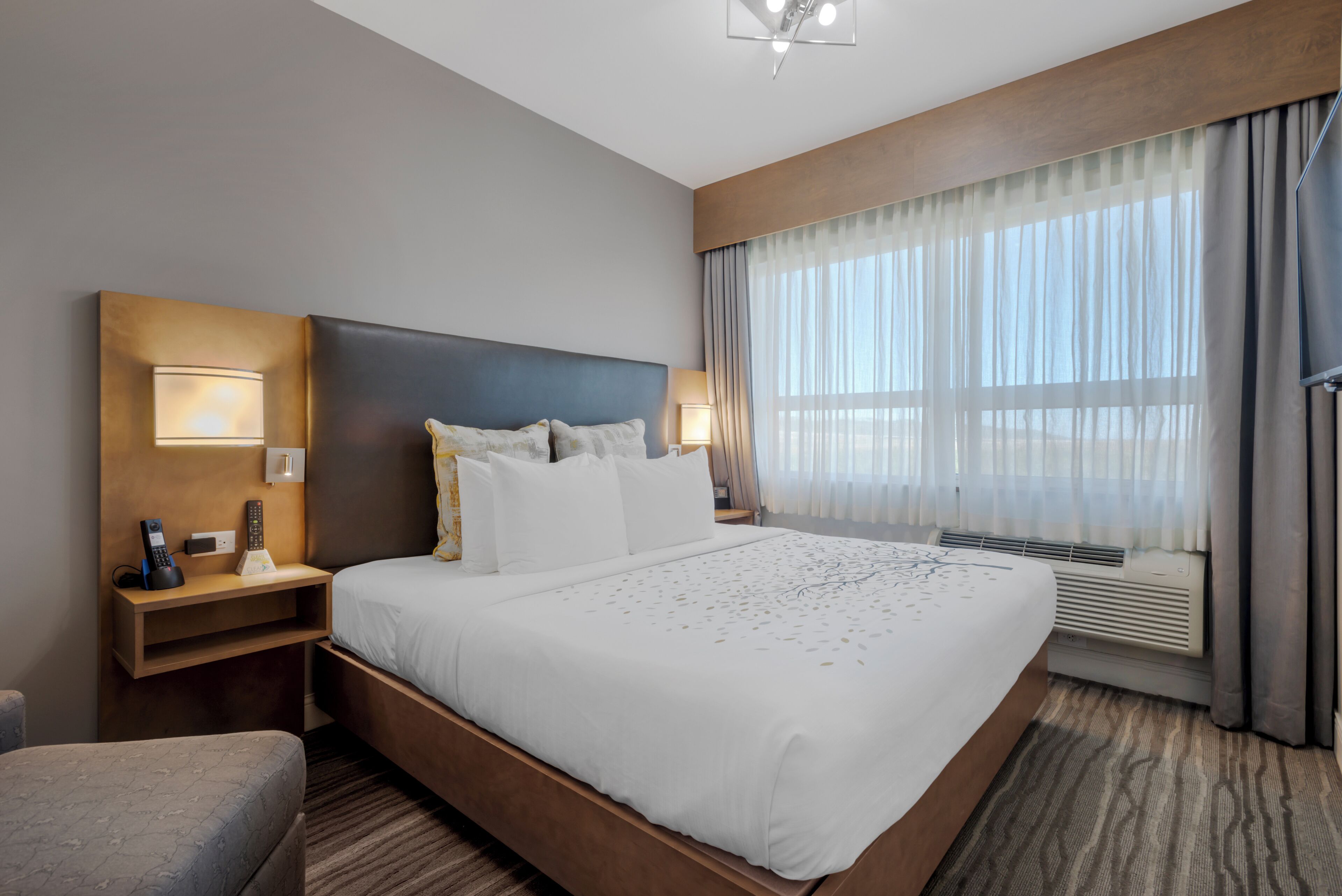 suite, 1 king bed, non smoking, kitchenette (shower only) | premium bedding, in-room safe, desk, laptop workspace