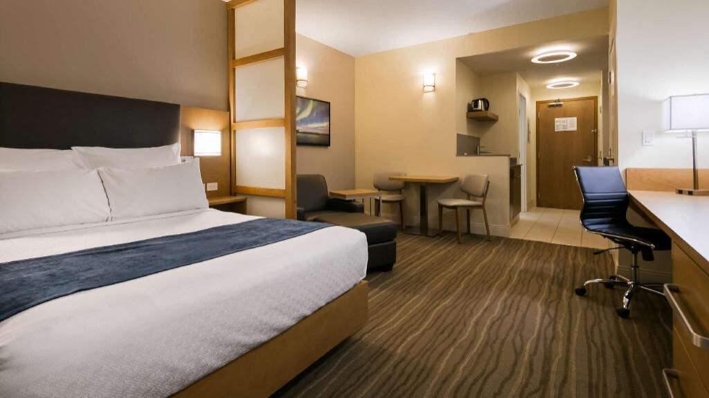 Ropa de cama de alta calidad y caja de seguridad en la habitación 