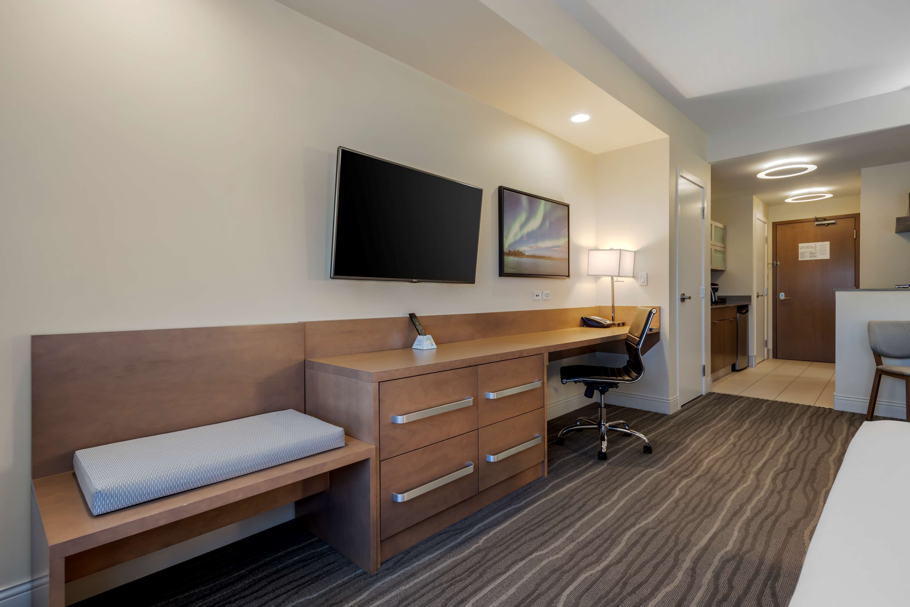 standard room, 1 king bed, non smoking, kitchenette (shower only) | premium bedding, in-room safe, desk, laptop workspace