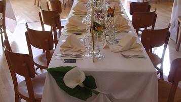 2 restaurants, lunch, dinner served; local and international cuisine