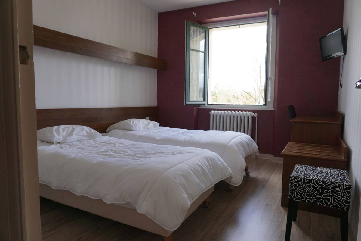 1 habitación, escritorio, cortinas blackout y cunas gratuitas