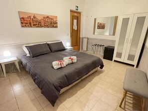 Quarto casal ou duplo standard | Individualmente decorados, escrivaninha