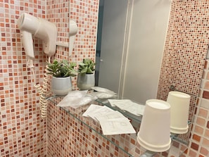 Standard-Doppelzimmer, mit Bad | Badezimmerausstattung | Dusche, kostenlose Toilettenartikel, Haartrockner, Handtücher