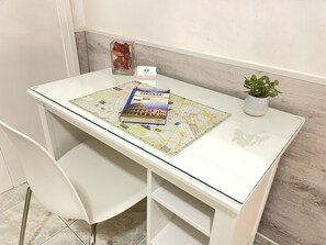 Standard-Doppelzimmer, mit Bad | Individuell dekoriert, Schreibtisch, laptopgeeigneter Arbeitsplatz