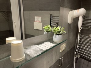 Chambre Double Standard, salle de bains attenante | Équipements de salle de bain | Douche, articles de toilette gratuits, sèche-cheveux