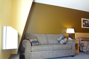 Rom – standard, 1 kingsize-seng med sovesofa | Oppholdsområde | En 32-tommers Flatskjerm-TV med kabel-kanaler samt TV
