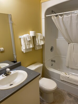 Habitación estándar doble, 2 camas de matrimonio | Baño | Artículos de higiene personal gratuitos, secador de pelo y toallas