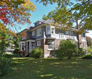 Property entrance - The Captain's House B&B (Midland)