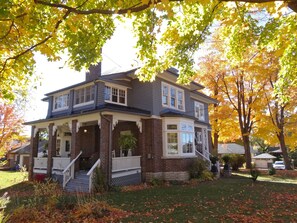 Property grounds - The Captain's House B&B (Midland)