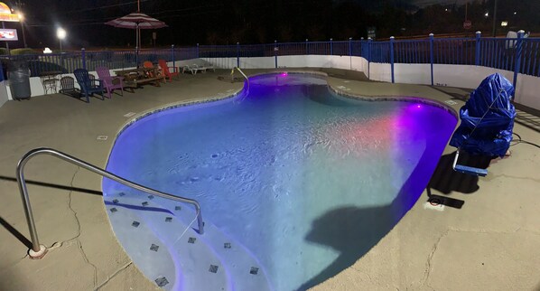 Seasonal outdoor pool - Log Cabin Inn (Bay Minette)