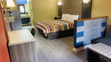 Suíte básica, 1 cama King | Individualmente decorados, individualmente mobiliados, escrivaninha