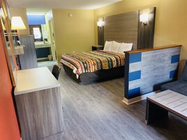 Suite básica, 1 cama de matrimonio grande | Decoración individual, mobiliario individual, escritorio