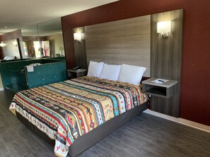 غرفة - سرير ملكي - بحوض استحمام بنظام دفع المياه | بديكورات فريدة لكل غرفة وطراز فريد لكل وح دة ومكتب ومكواة/لوح كي