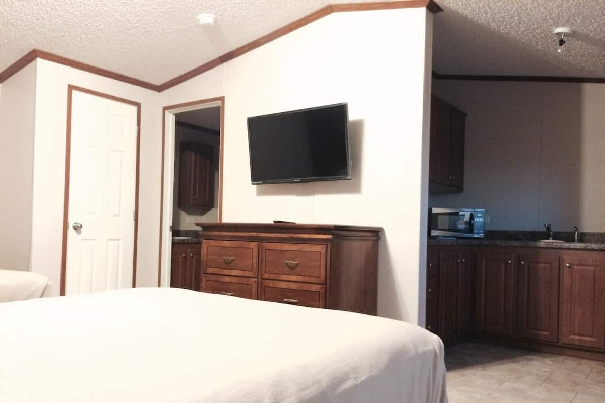 King Deluxe Suite | Premium bedding, desk, WiFi (free), bed sheets