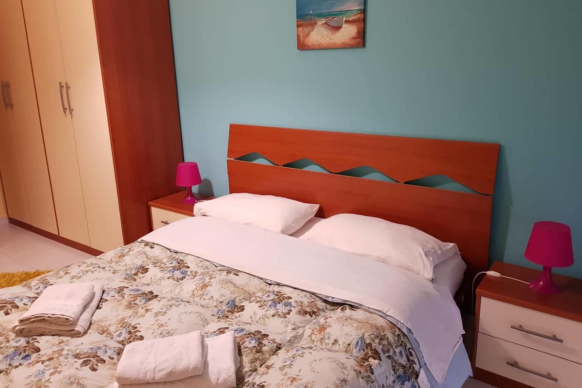 Chambre Double Standard, salle de bains privée (external) | Couette en duvet d'oie, bureau, Wi-Fi gratuit, draps fournis