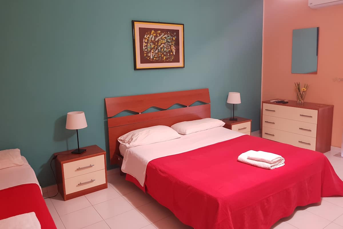 Chambre Triple, salle de bains privée (external) | Couette en duvet d'oie, bureau, Wi-Fi gratuit, draps fournis