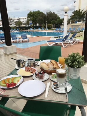 Daily continental breakfast (EUR 12 per person)