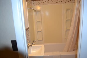 Deluxe Room, 2 Queen Beds, Non Smoking | Bathroom | Free toiletries, towels - Shamrock Motel (Midland)