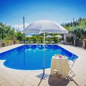 Außenpool, Liegestühle