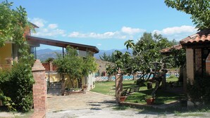 Una villa con escaleras de piedra, piscina y vistas a las montañas.