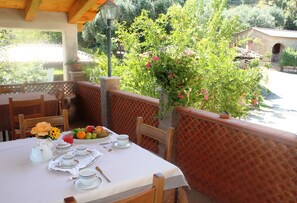 Frühstück, Mittagessen, Abendessen, lokale Küche 