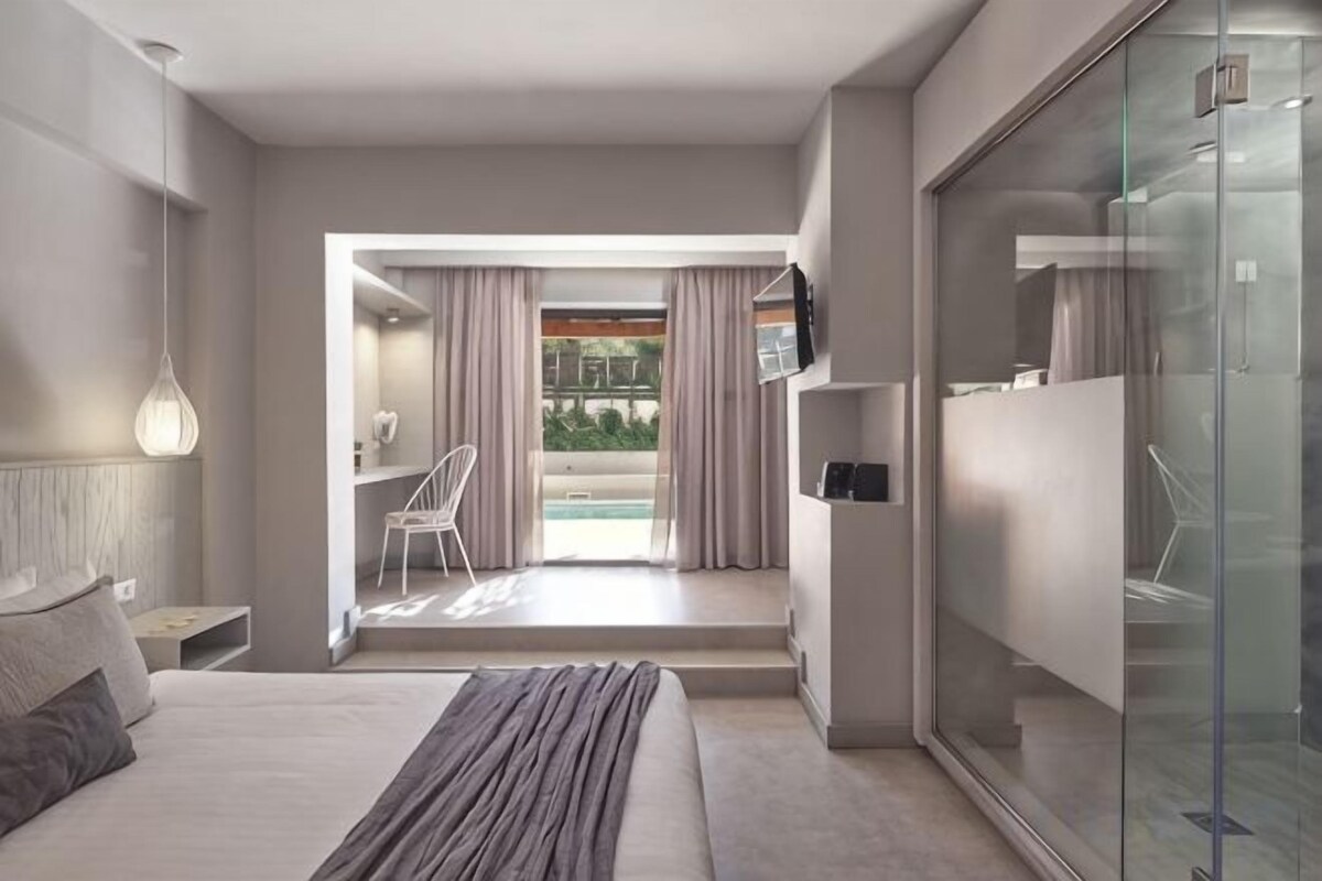 In-room safe, desk, free WiFi, bed sheets