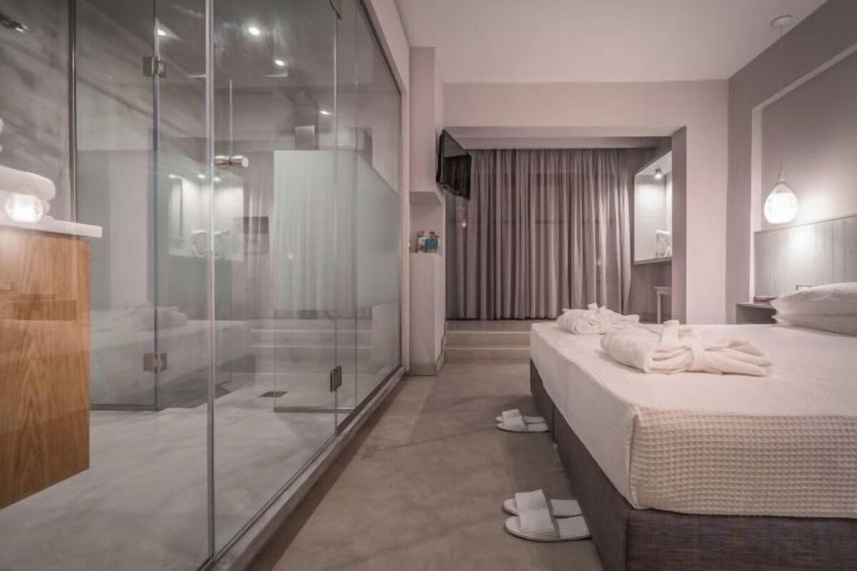 In-room safe, desk, WiFi (free), bed sheets