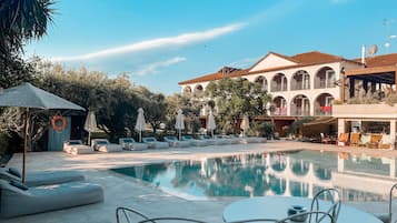 Una piscina al aire libre de temporada