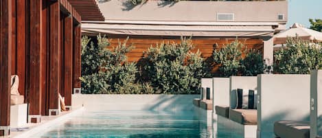 Una piscina al aire libre de temporada