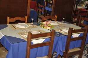 Breakfast, lunch and dinner served  - Hotel Edu Horizonte (São Miguel)