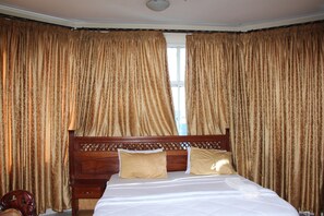 Comfort Room, 1 King Bed, City View