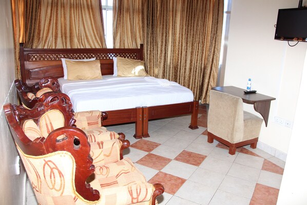 Comfort-huone, 1 suuri parisänky, kaupunkinäköala | Työpöytä, pimennysverhot, silitysrauta/-lauta, ilmainen Wi-Fi