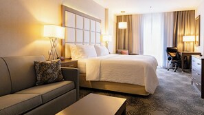 Värdeförvaringsskåp på rummet, skrivbord och strykjärn/strykbräda