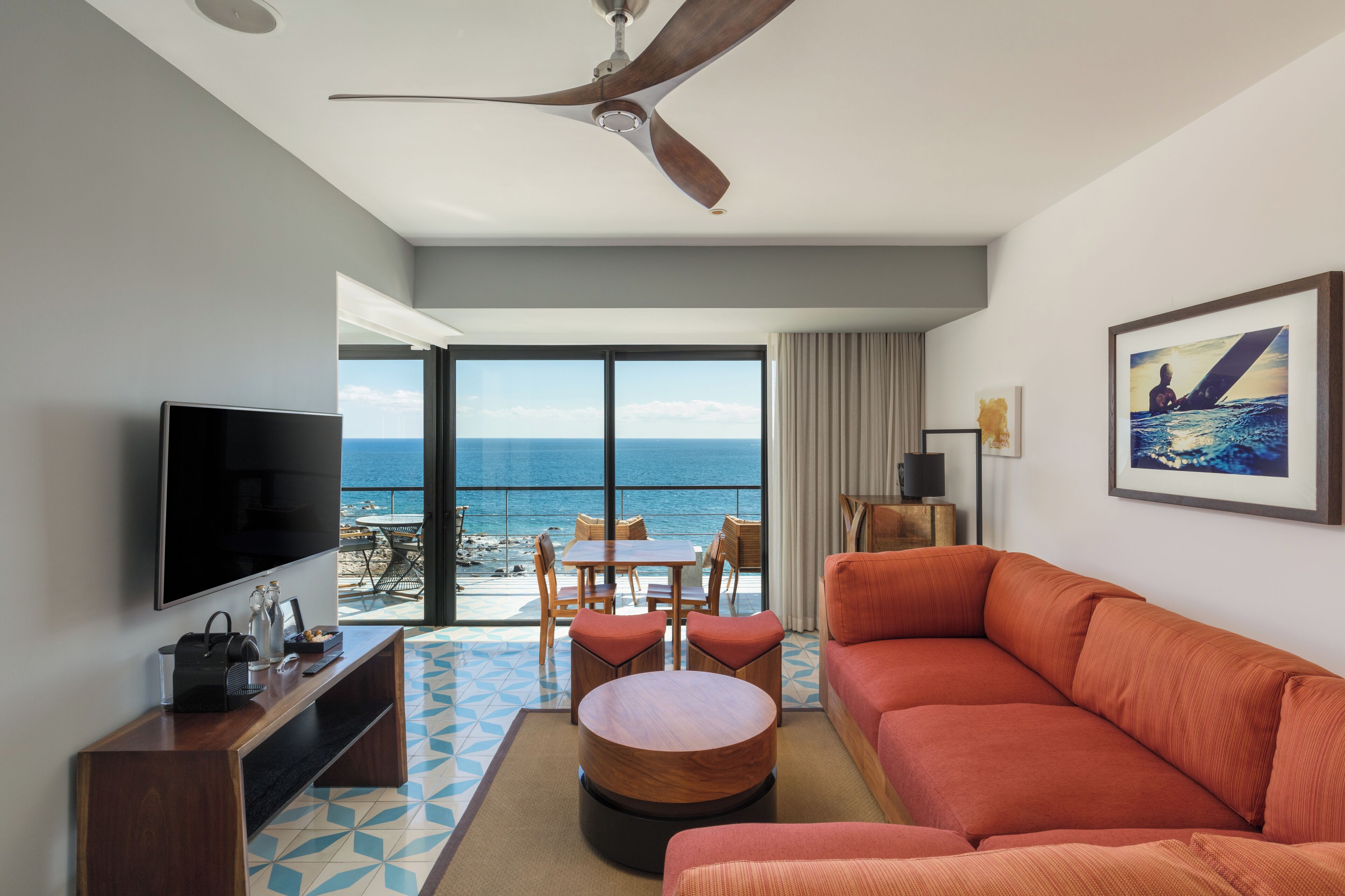 Suite, vista al océano (Thompson) | Área de sala de estar | Televisión y estación para iPod 