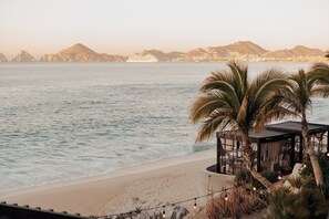 على الشاطئ