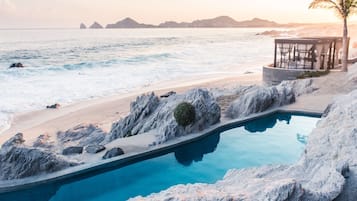2 piscinas al aire libre, camas de piscina con cargo, sombrillas