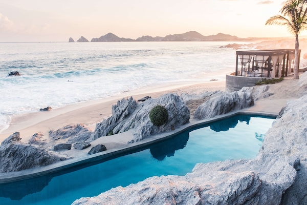 2 piscine all'aperto, cabanas (a pagamento), ombrelloni da piscina