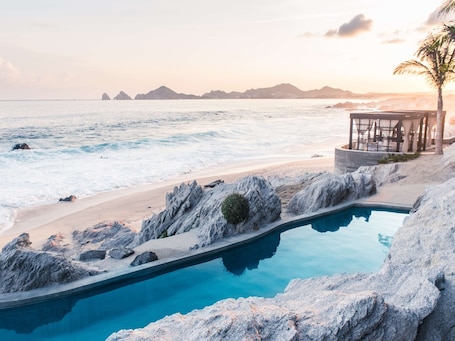 2 piscinas al aire libre, camas de piscina con cargo, sombrillas