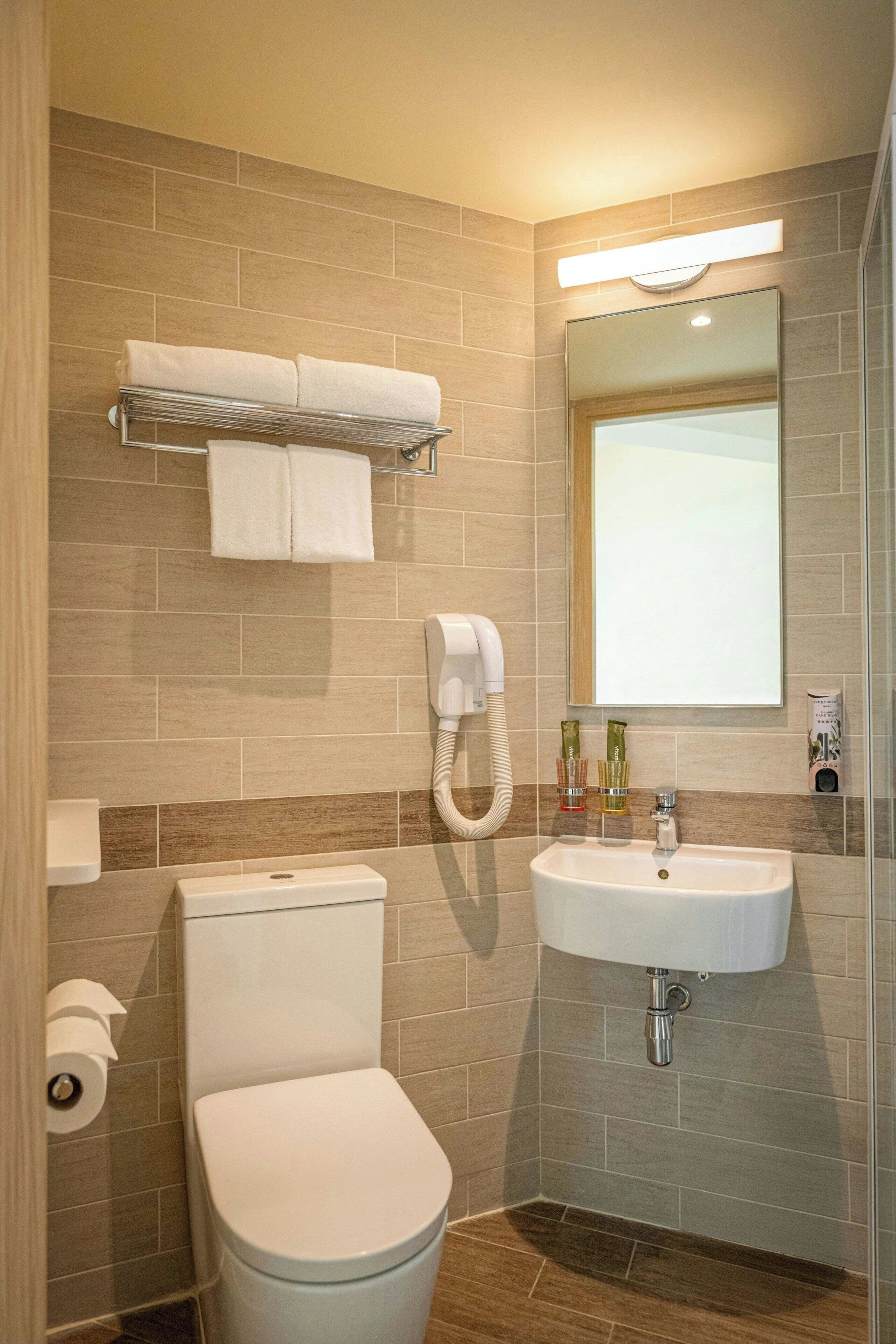 Douche, sèche-cheveux, serviettes fournies