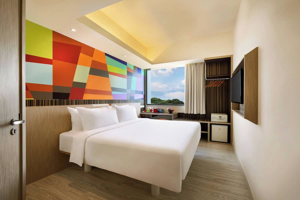 Deluxe Room, 1 King Bed | In-room safe, free WiFi, bed sheets