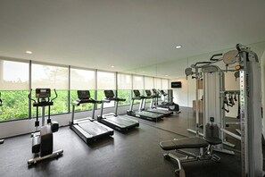 A gym with treadmills, elliptical machines, and weightlifting equipment. - Four Points by Sheraton Singapore, Jurong (Singapore)