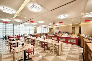 Petit déjeuner, déjeuner et dîner servis sur place