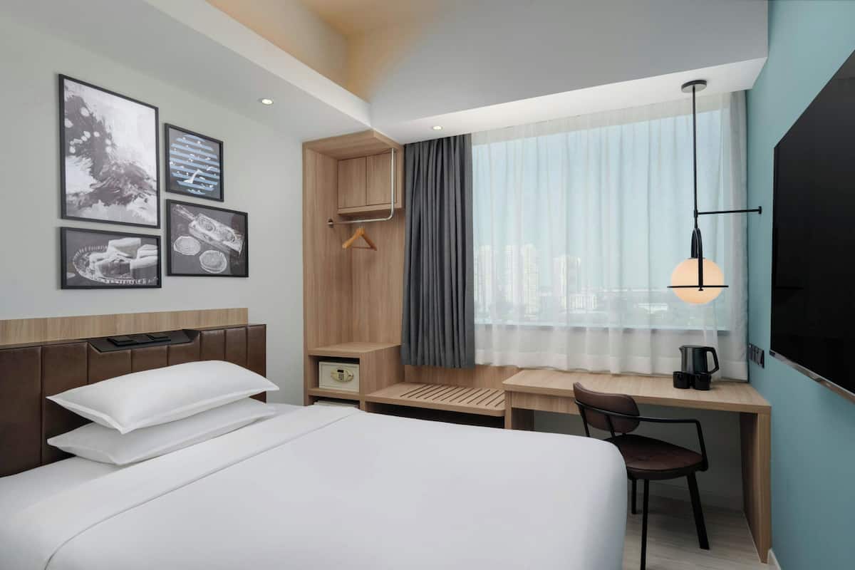 Chambre supérieure, 1 grand lit | Coffre-fort, accès au Wi-Fi (inclus), literie fournie