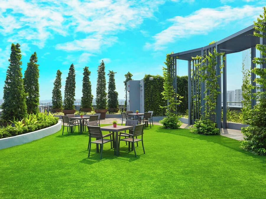 Un jardin sur le toit comprenant un espace aménagé avec des sièges, des plantes en pot et une structure en forme de pergola.