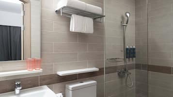 Un baño moderno con ducha, inodoro, lavabo y toallero.