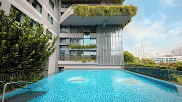 Una piscina al aire libre