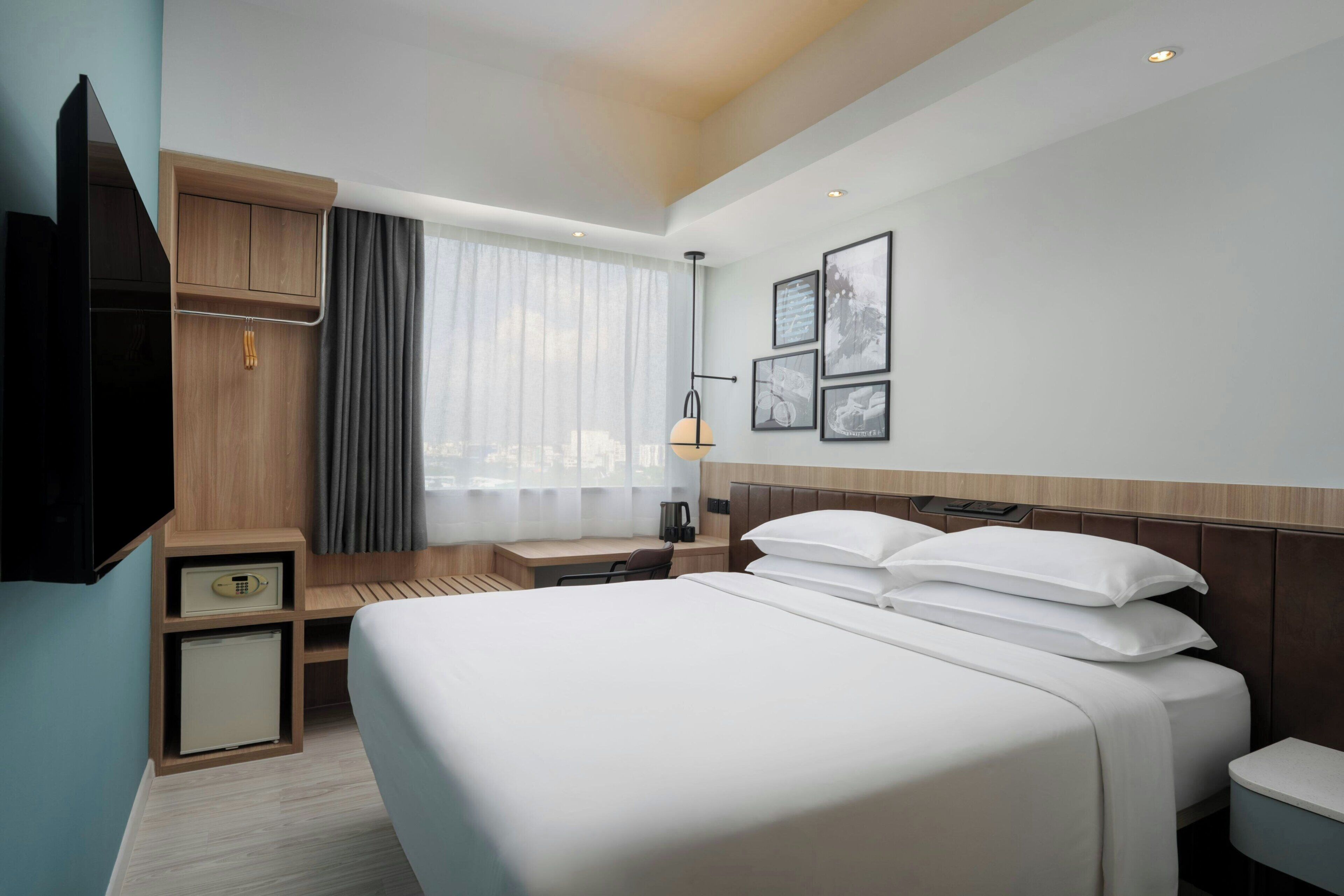 Superior Room, 1 King Bed | In-room safe, free WiFi, bed sheets