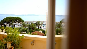 A balcony with a view of a marina and the sea. - Hotel Royal Bon Repos (Sainte-Maxime)