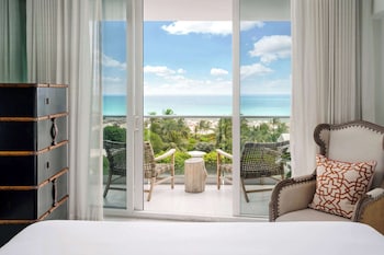Premium bedding, down comforters, pillowtop beds, minibar at Nautilus Sonesta Miami Beach