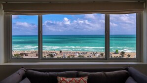 A large window with a view of the ocean and beach. - Nautilus Sonesta Miami Beach (Miami Beach)